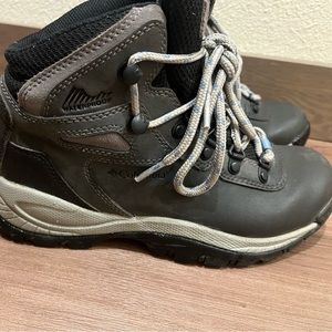 Columbia Women’s Newton Ridge Lightweight Waterproof Hiking Boot